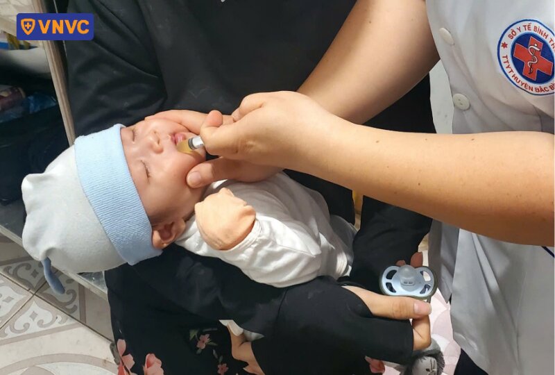 y tá cho trẻ uống thuốc