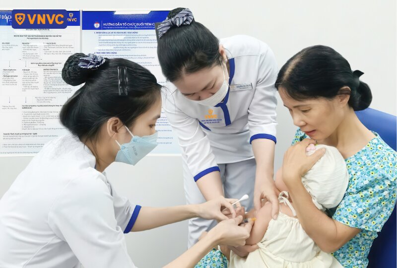 y tá tiêm cho trẻ nhỏ