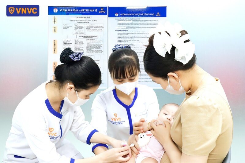 y tác tiêm vắc xin cho trẻ nhỏ