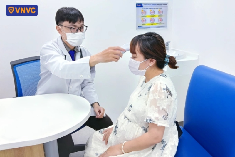 bà bầu khám sàng lọc trước tiêm vắc xin