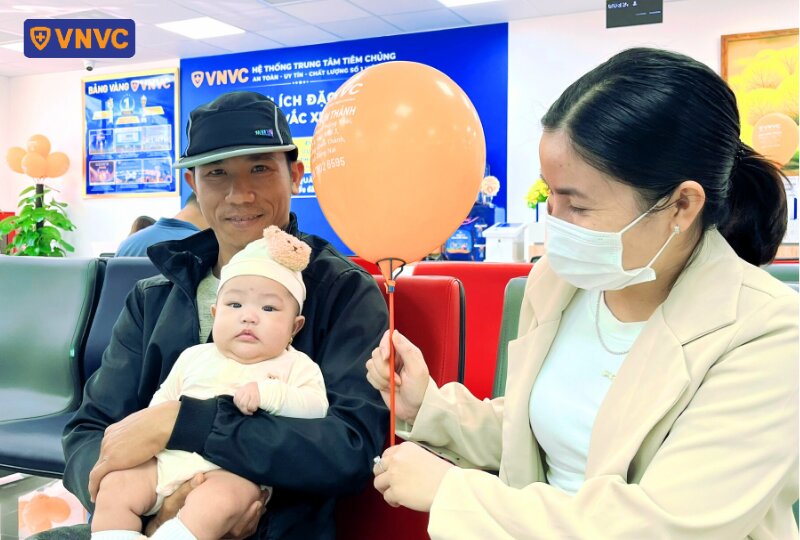 ba mẹ đưa bé đi tiêm vắc xin