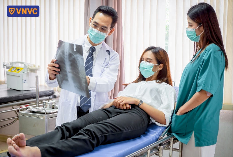 bác sĩ đọc kết quả chụp ct