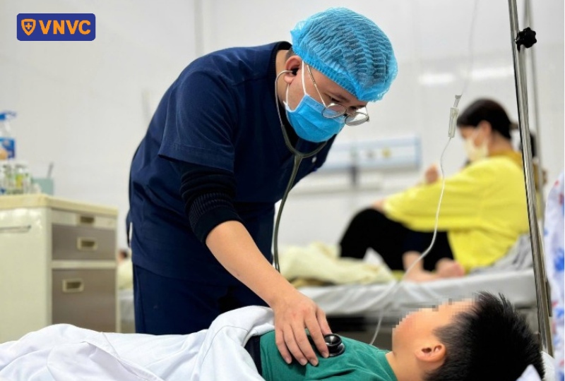 bác sĩ khám bệnh cho bé