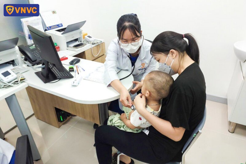 bác sĩ khám cho em bé