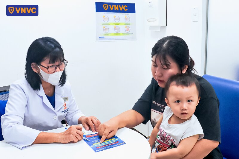 bác sĩ khám sàng lọc trước khi tiêm chủng