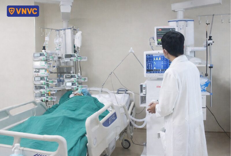 bác sĩ theo dõi bệnh nhân