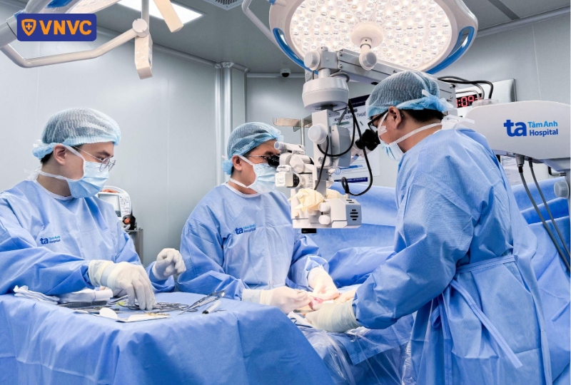 bác sĩ thực hiện sinh thiết phổi