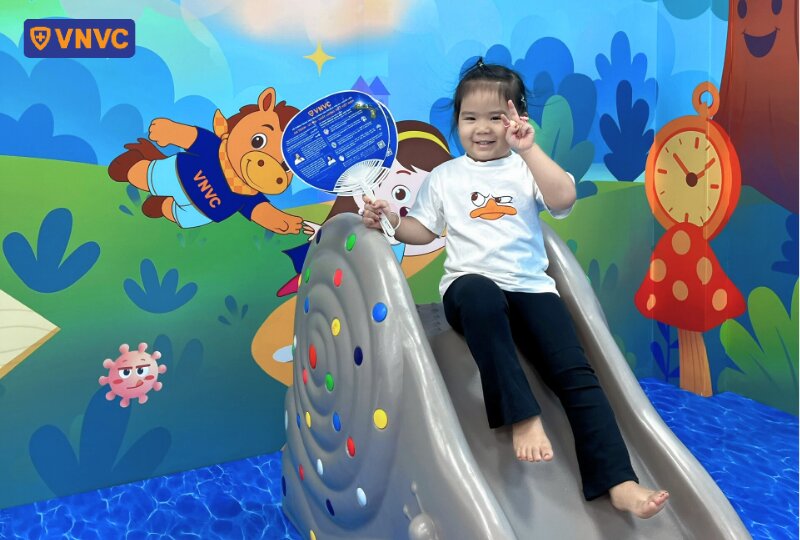 bé vui chơi sau tiêm chủng