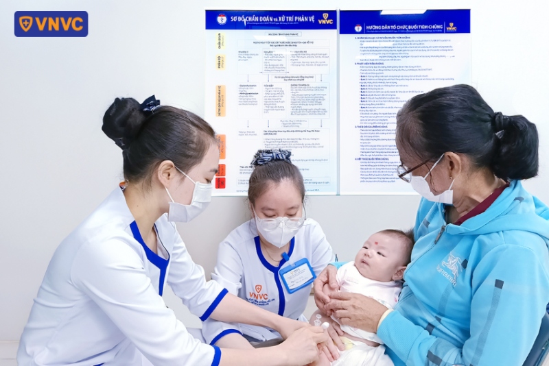 chỉ định tiêm cho trẻ 2 tháng tuổi
