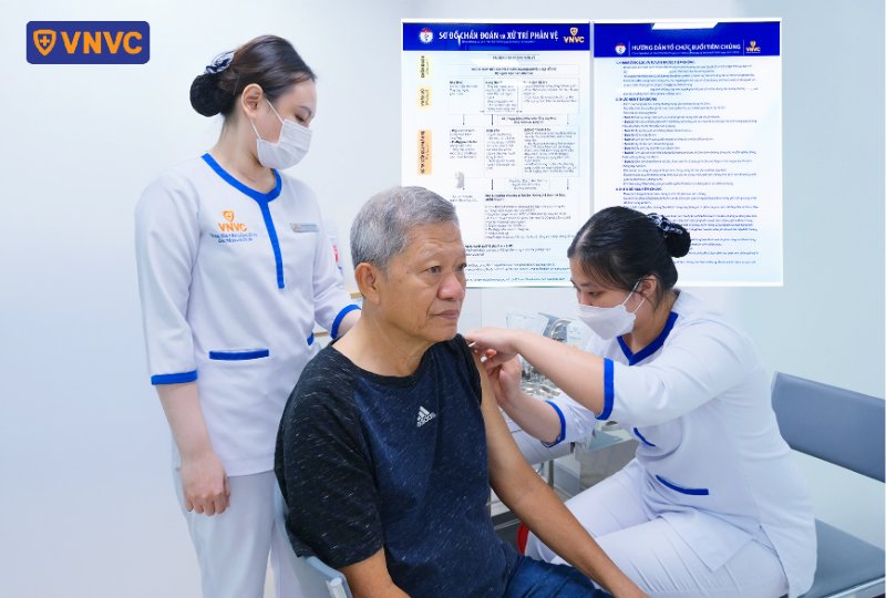 điều dưỡng tiêm vắc xin cho người bệnh