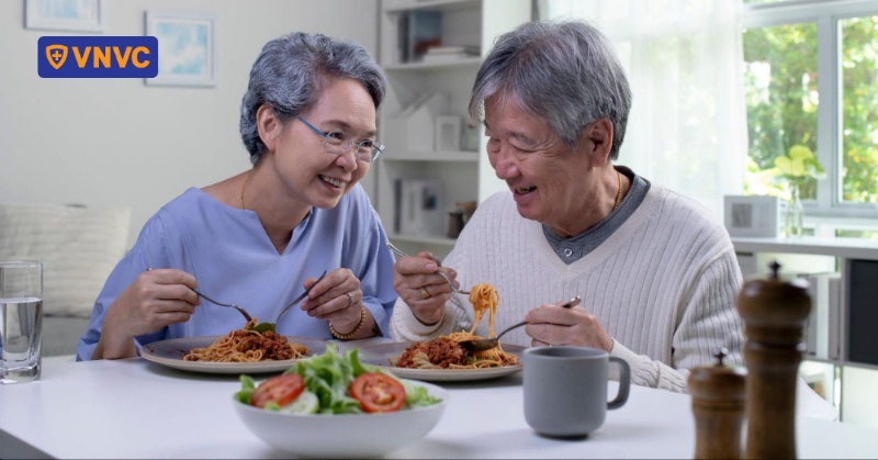 Nhà có người già, có bệnh nền phòng bệnh trước Tết như thế nào?