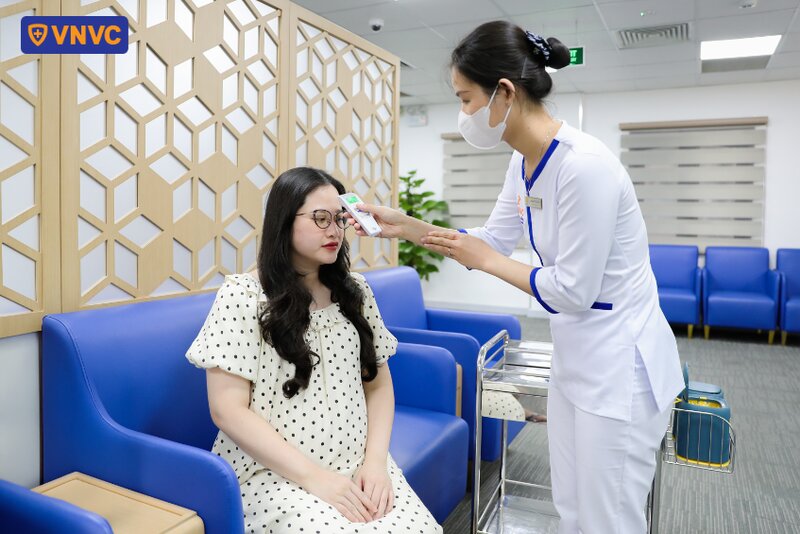 đo nhiệt độ bà bầu sau tiêm uốn ván