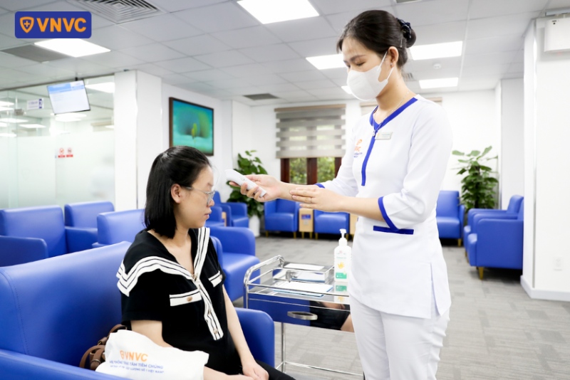 đo nhiệt độ bà bầu sau tiêm vắc xin