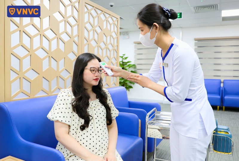 đo nhiệt độ cho bà bầu sau tiêm uốn ván