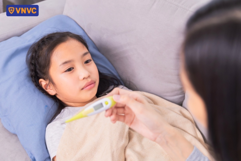 đo nhiệt độ cho bé sau khi tiêm uốn ván