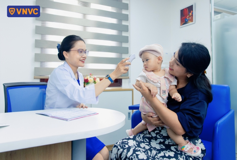 đo nhiệt độ cho bé trước khi tiêm chủng