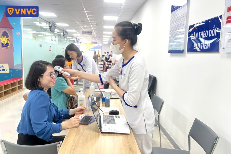 đo nhiệt độ cho người đi tiêm