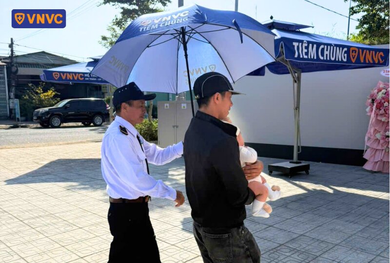 đưa bé đi tiêm chủng