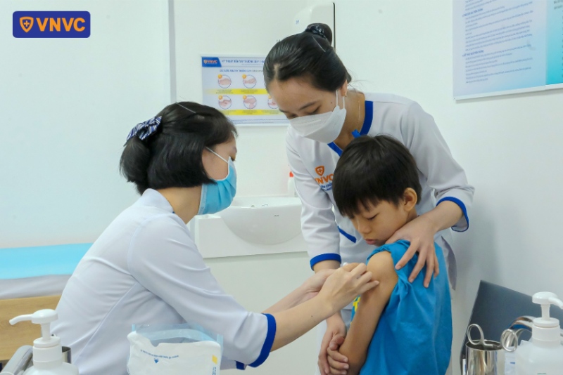 đưa trẻ đi tiêm phòng