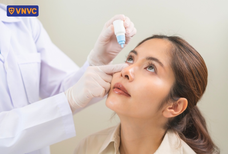 dùng thuốc nhỏ mắt để chống viêm