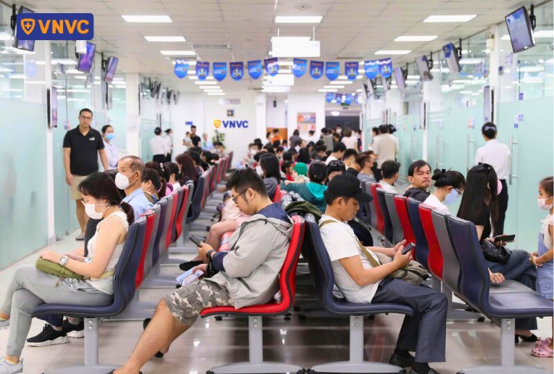 khách hàng chờ tiêm chủng tại vnvc