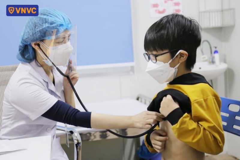 khám bệnh bạch hầu ở trẻ