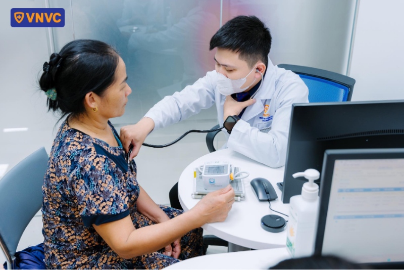 khám sàng lọc trước khi tiêm uốn van