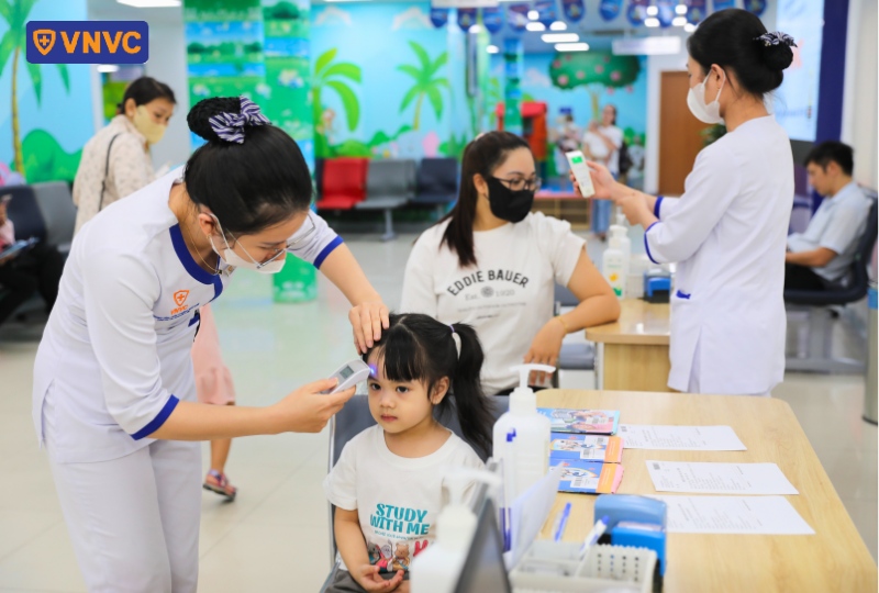 kiểm tra nhiệt độ trẻ sau tiêm vắc xin