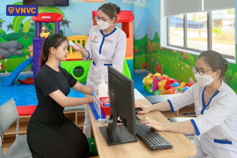 kiểm tra thân nhiệt sau tiêm uốn ván