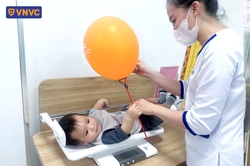 lấy cân nặng em bé