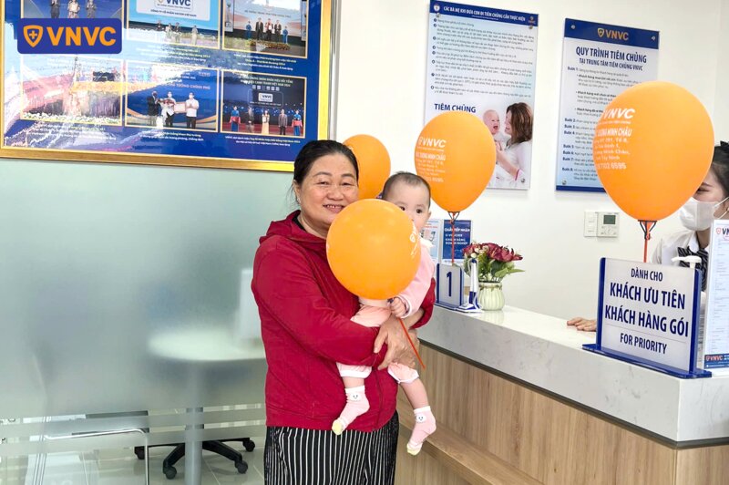 mẹ ẵm bé tại vnvc