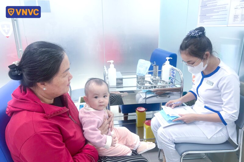 mẹ bế bé trong phòng tiêm