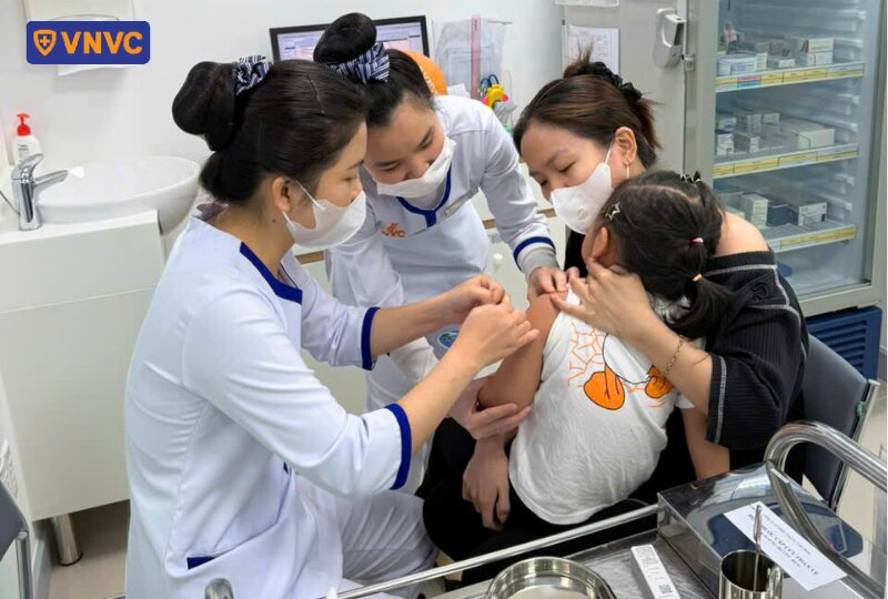 mẹ đưa bé đi tiêm phòng