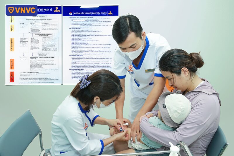 mẹ đưa trẻ đi tiêm uốn ván