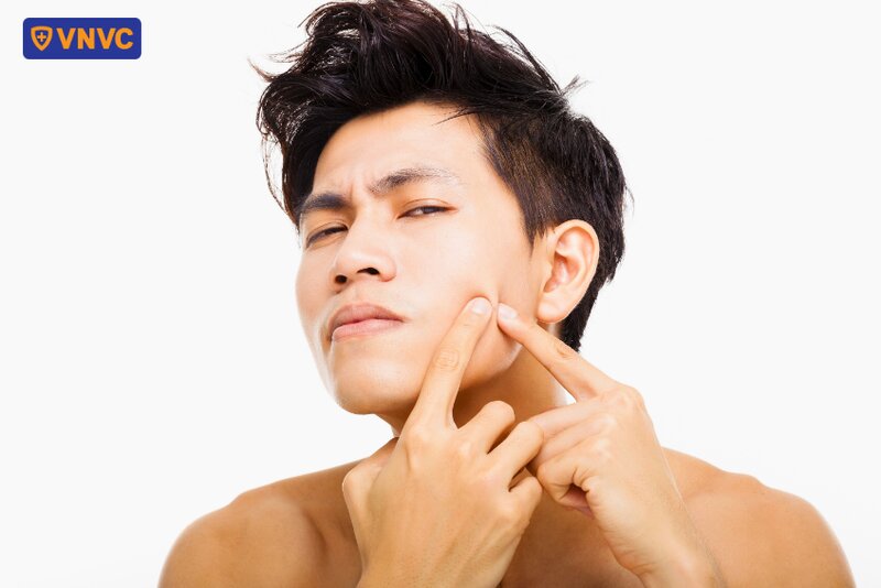 nặn mụn không đúng cách có thể bị uốn ván