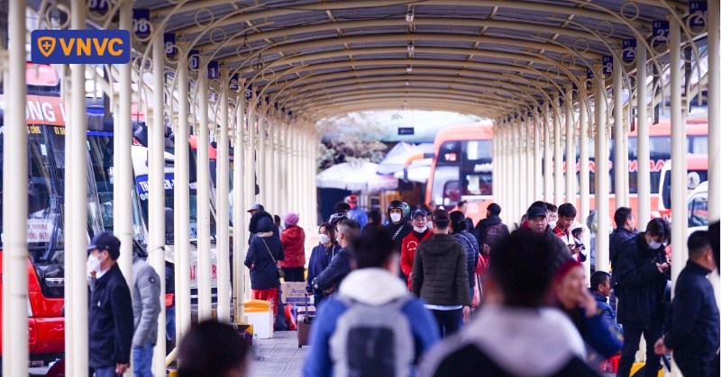 người đông đúc tại bến xe