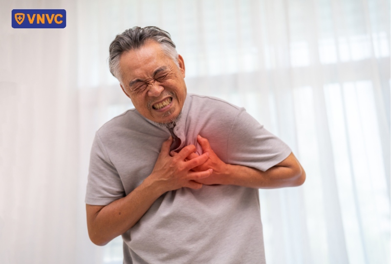 người già bị đau ngực