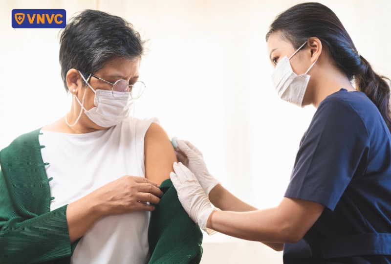 người lớn tiêm vắc xin bạch hầu