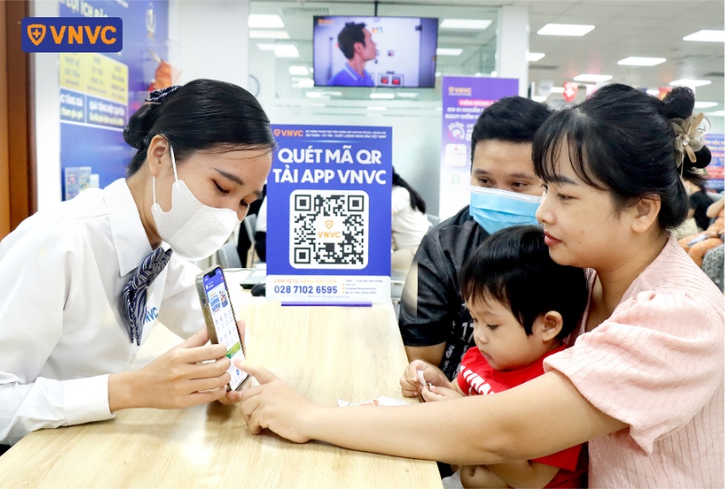 nhân viên hướng dẫn sử dụng app vnvc