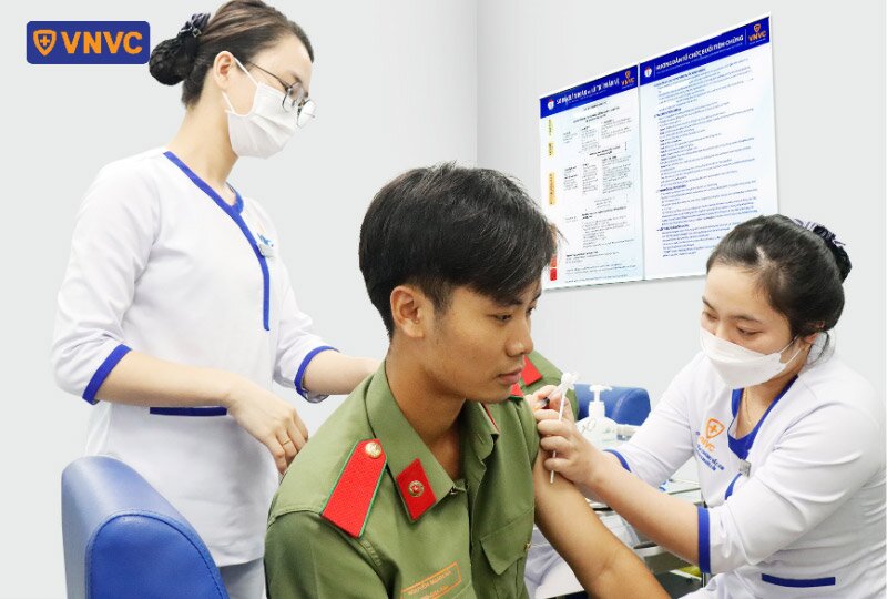nhân viên tiêm cho anh lính