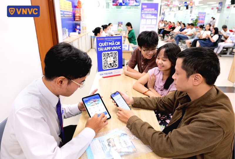 nhân viên tư vấn khách hàng tải app