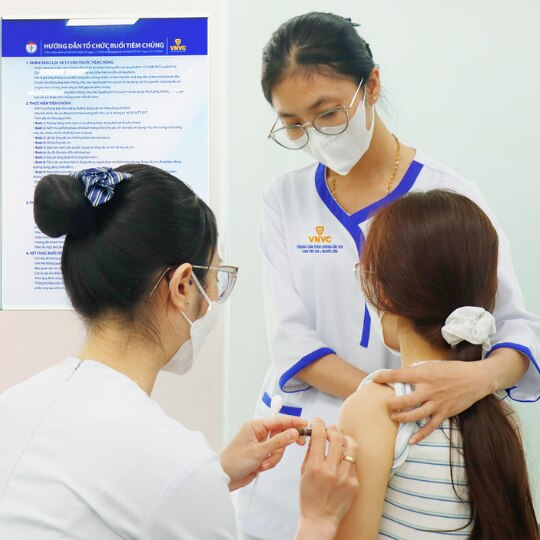 nhân viên vnvc tiêm cho khách