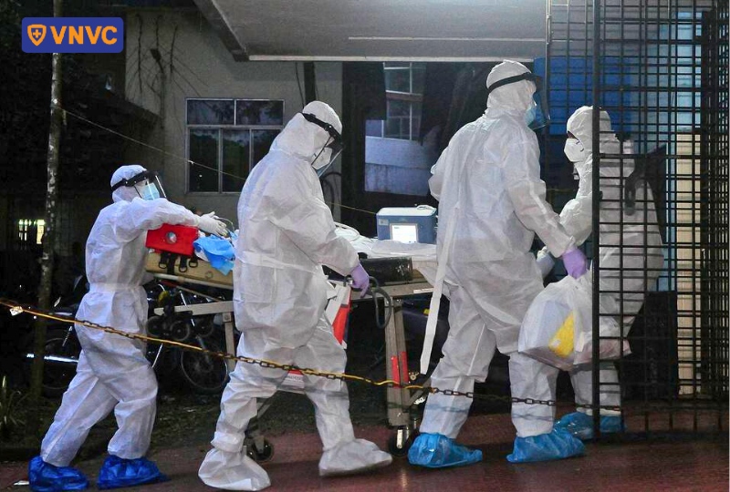 nhân viên y tế đẩy băng ca