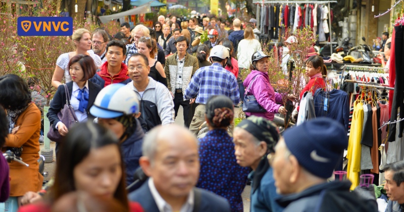 nhiều người đi chợ xuân