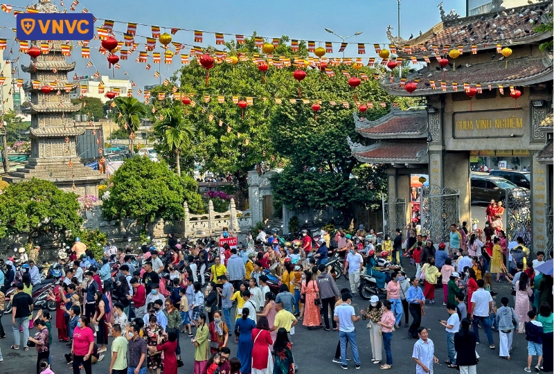 nhiều người đi chùa