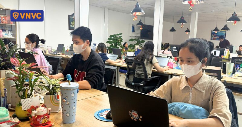 nhiều người ngồi làm việc