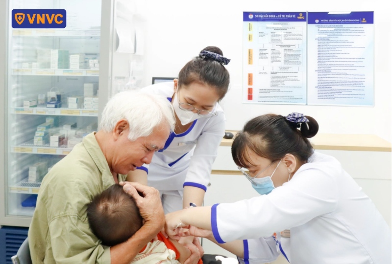 ông đi tiêm vắc xin cho cháu