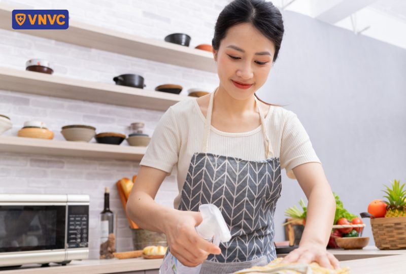 phụ nữ dọn dẹp