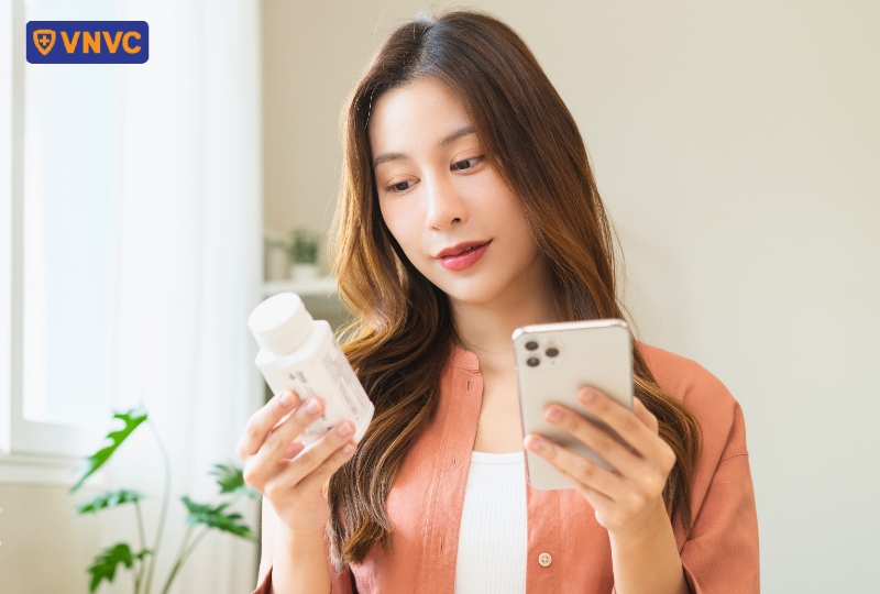 phụ nữ nhìn lọ thuốc