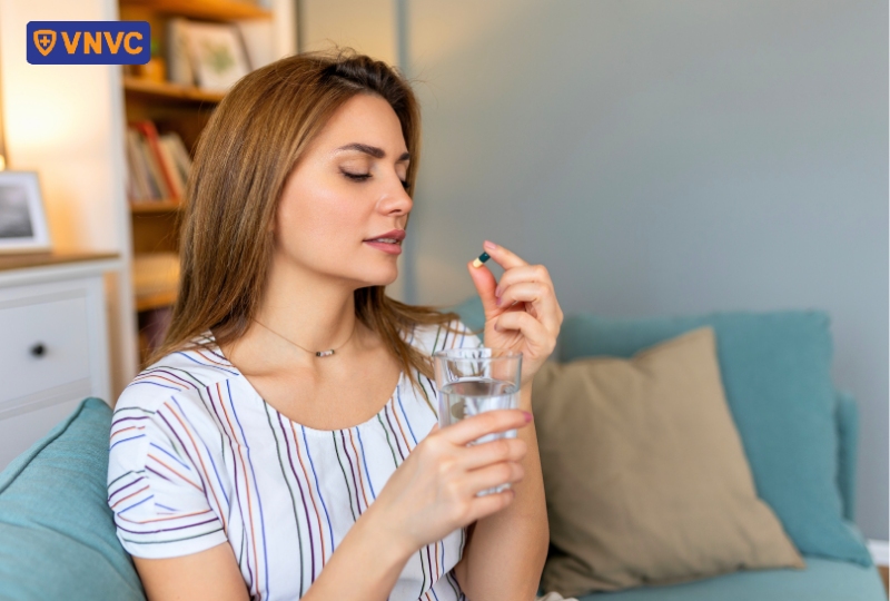 phụ nữ uống thuốc điều trị viêm phế quản mãn tính